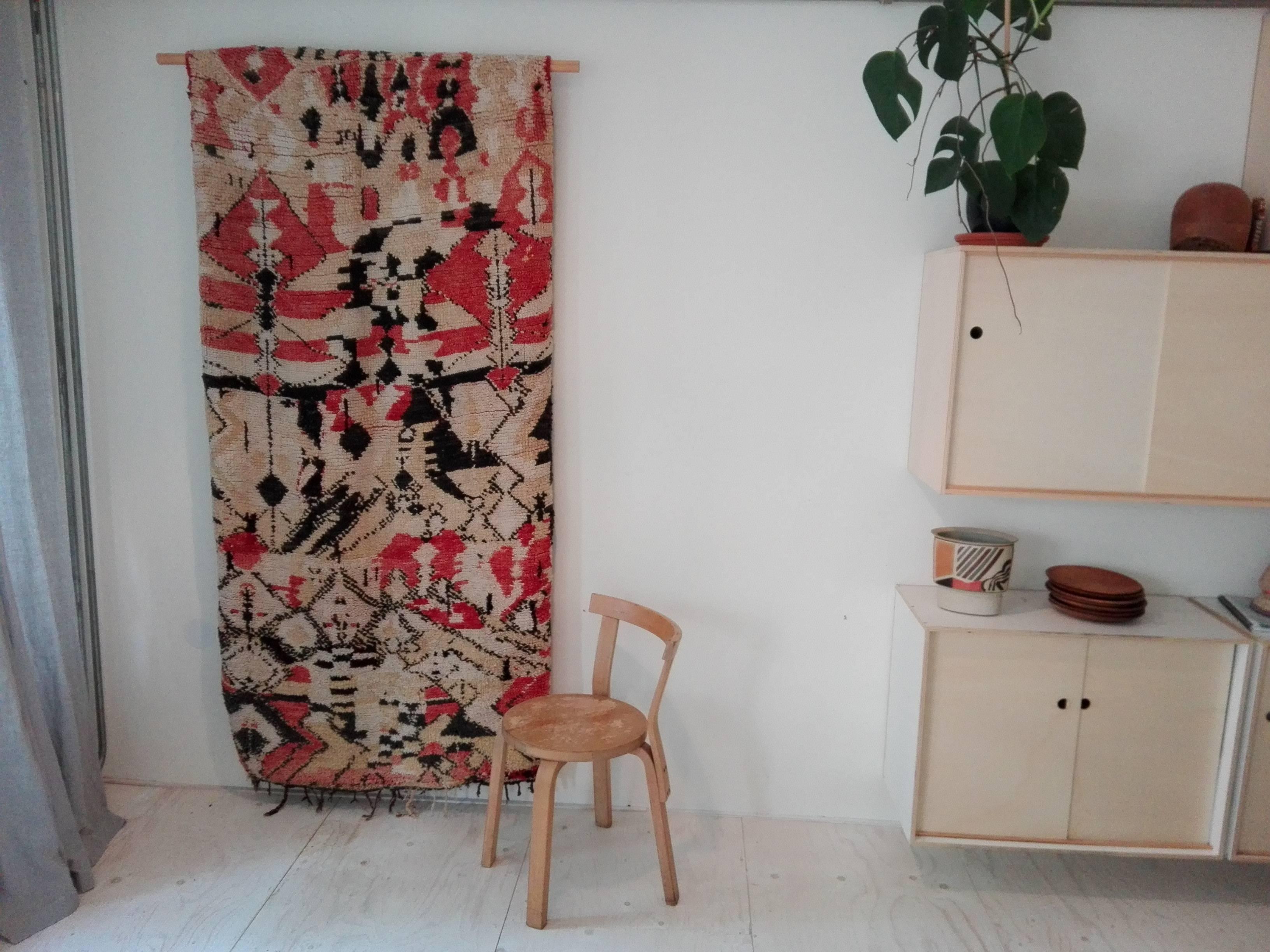 Vintage Moroccan Berber tapestry / rug In Good Condition For Sale In Amsterdam, NL