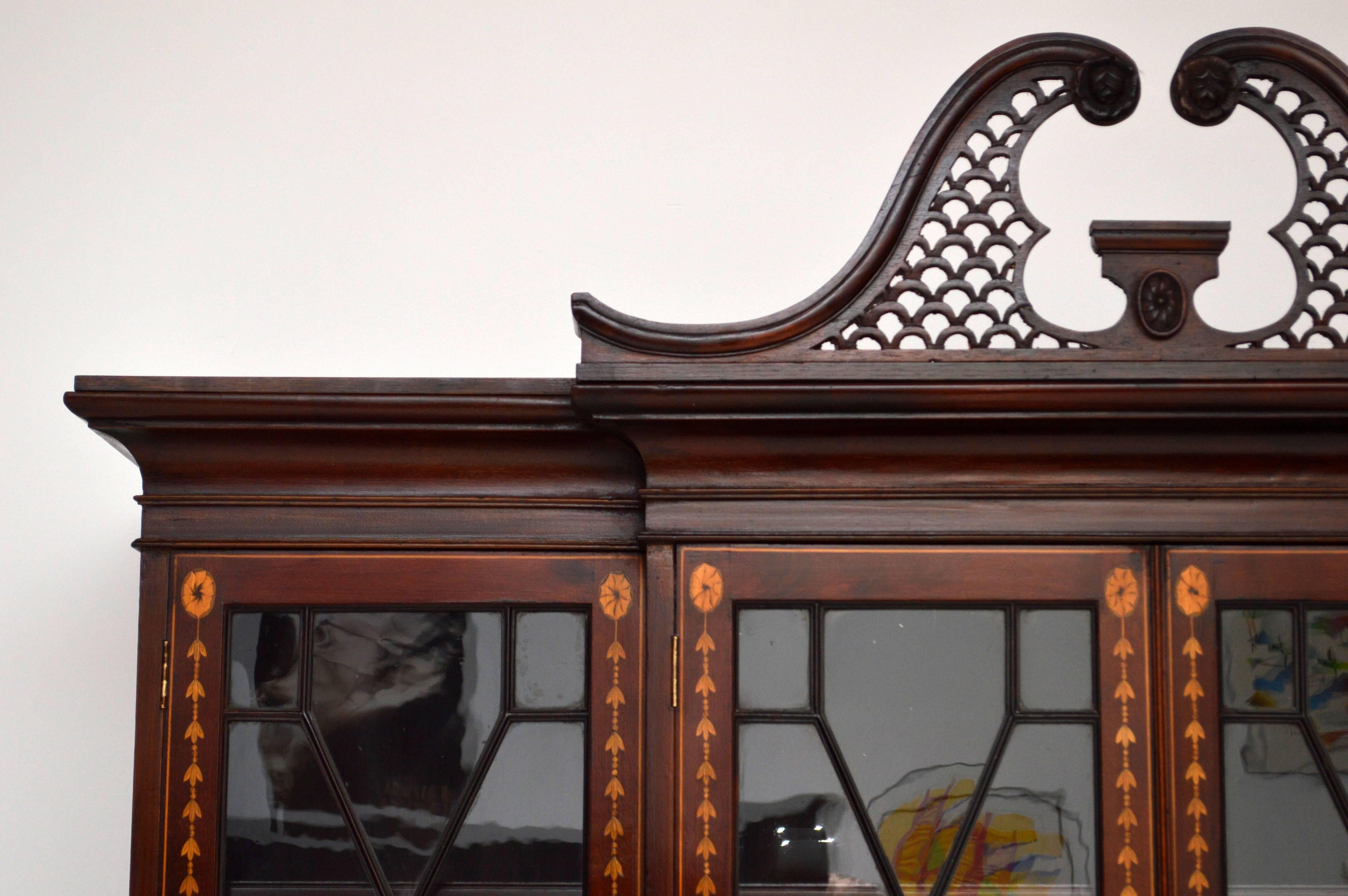 Antique Mahogany Breakfront Bookcase with Stunning Satinwood Inlays In Excellent Condition In London, GB