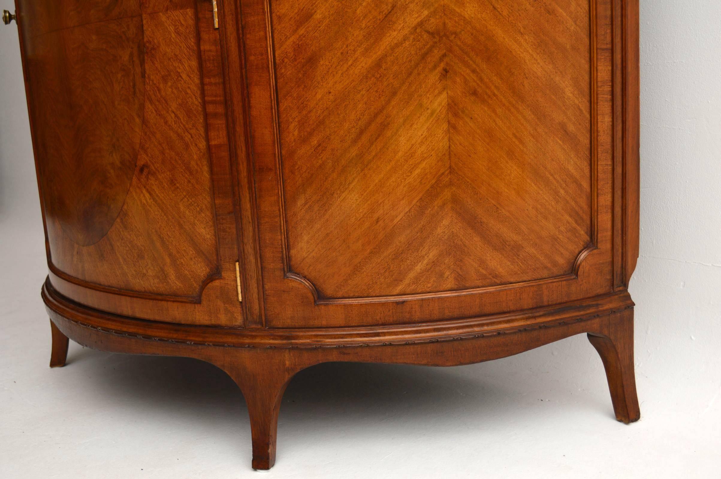 Antique Mahogany Curved Front Cabinet In Excellent Condition In London, GB