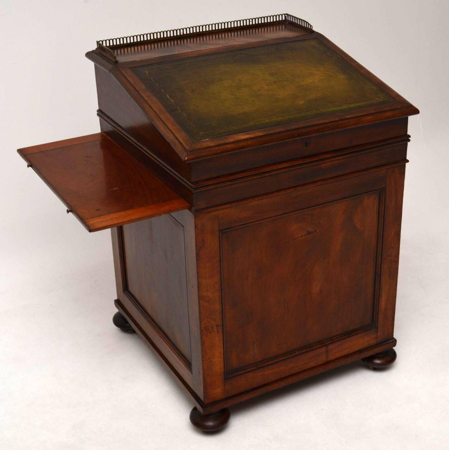 Antique William IV mahogany Davenport in good condition and of the highest quality, dating from around the 1830s-1840s period. This piece has many great features, so please enlarge all the images to see them all. Having said that, the main feature
