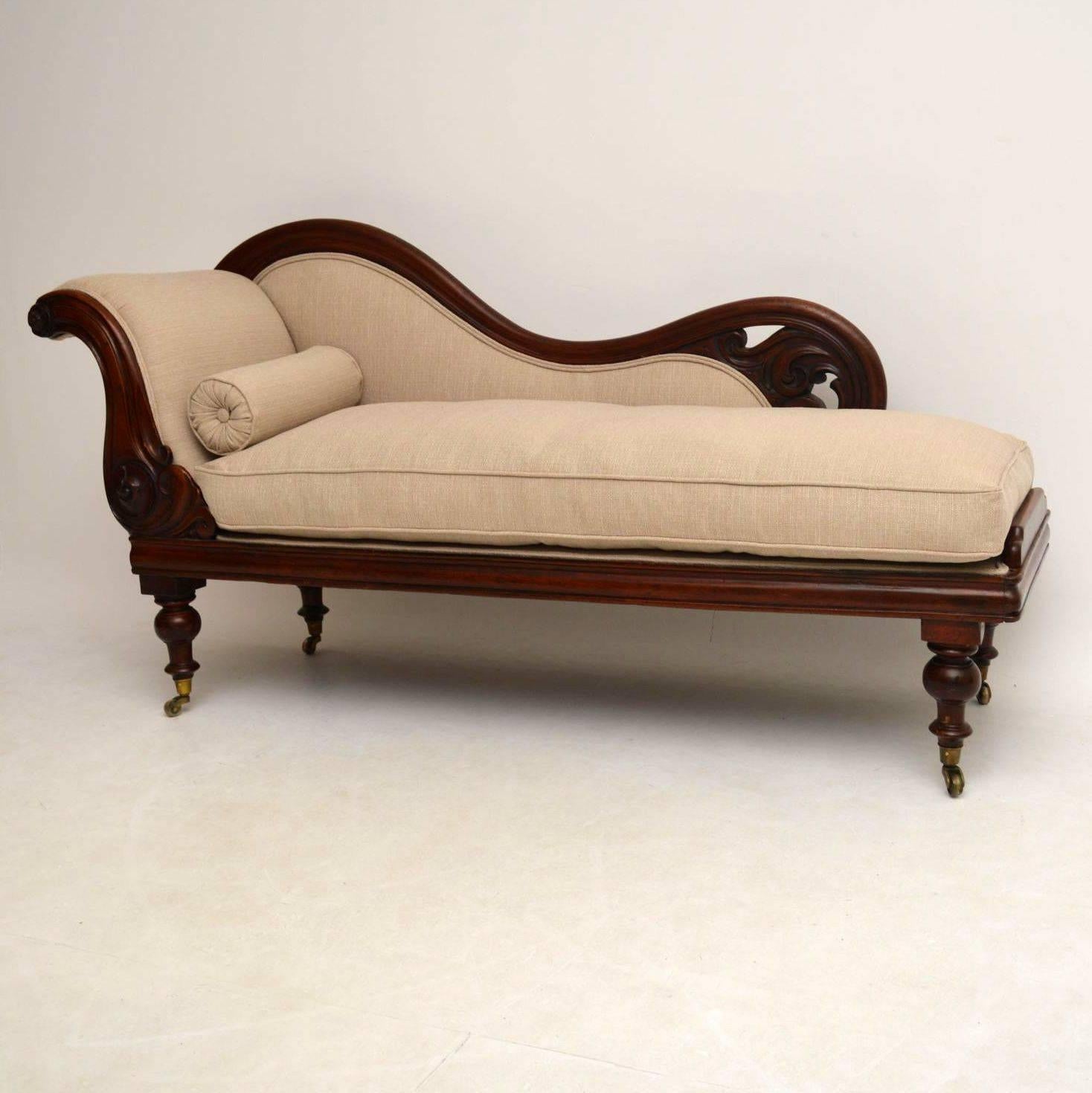 Antique William IV mahogany chaise longue in great condition dating from around the 1830s-1840s period. It's just been French polished and completely re-upholstered in a neutral coloured fabric along with a new seat cushion and bolster. The frame is