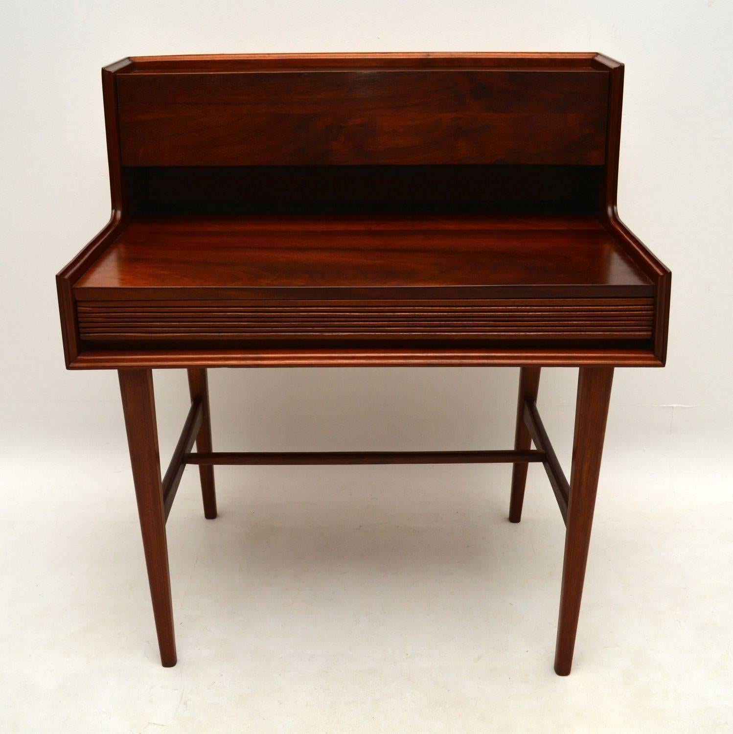 A beautiful vintage desk, this dates from the 1950s-1960s. These are usually seen in Afromosia and even those are quite rare, we have never seen one like this in Walnut. It has plenty of work space and also a long storage cabinet in the top. We have