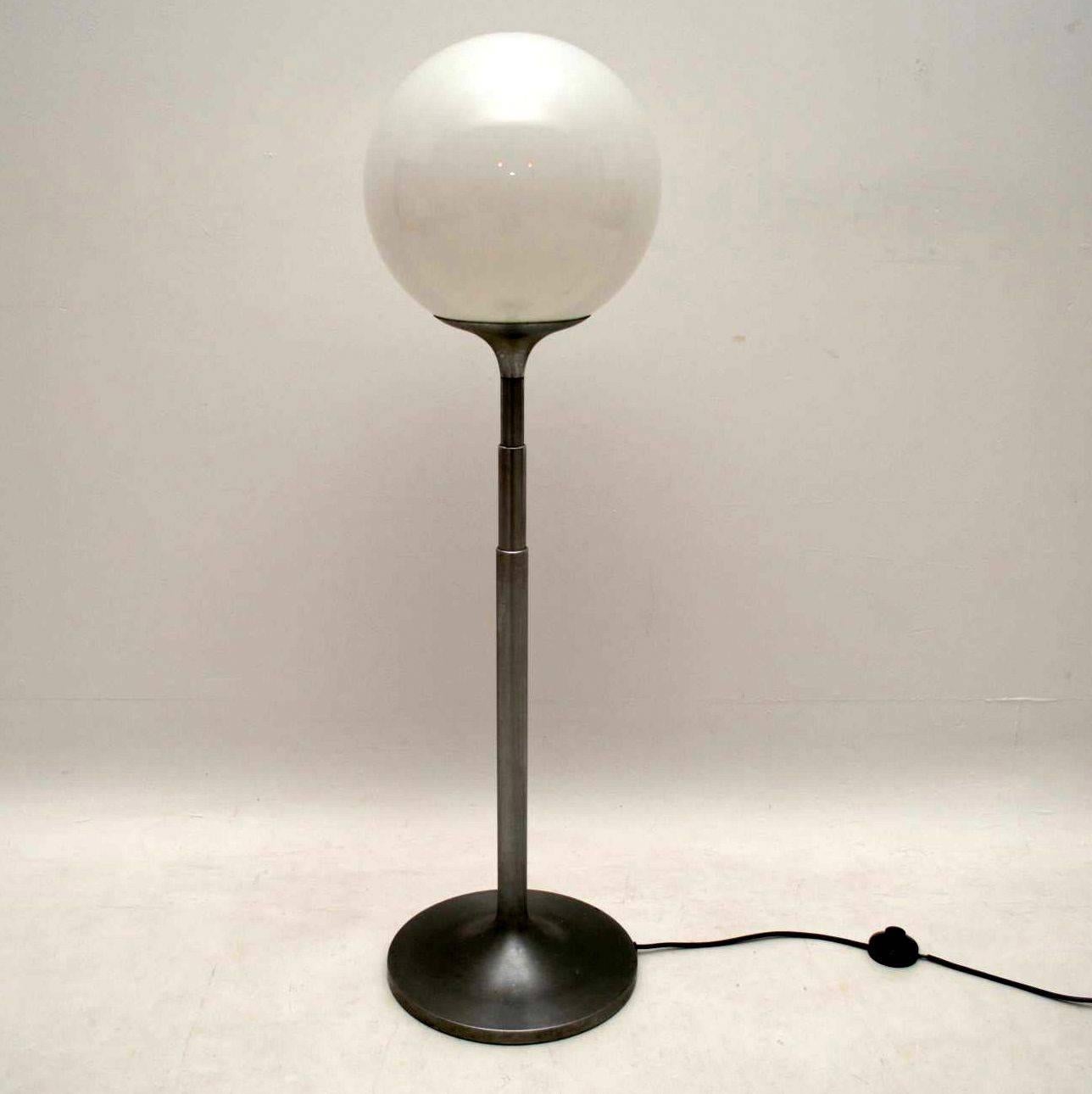 An amazing vintage lamp from the 1960s, this has a telescopic steel base and can be raised or lowered to various heights. It has a wonderful spherical glass shade, and is in excellent vintage condition. There is just some light superficial wear to