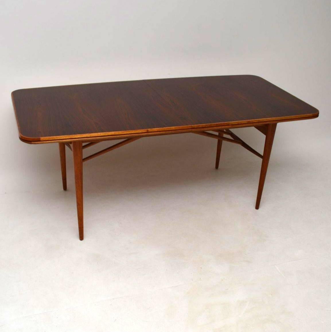 A beautifully made and extremely stylish vintage dining table, this was designed by Robert Heritage and was made by Archie Shine in London during the 1960s. The quality is fantastic, this has stunning wood grain patterns on the top, the base is