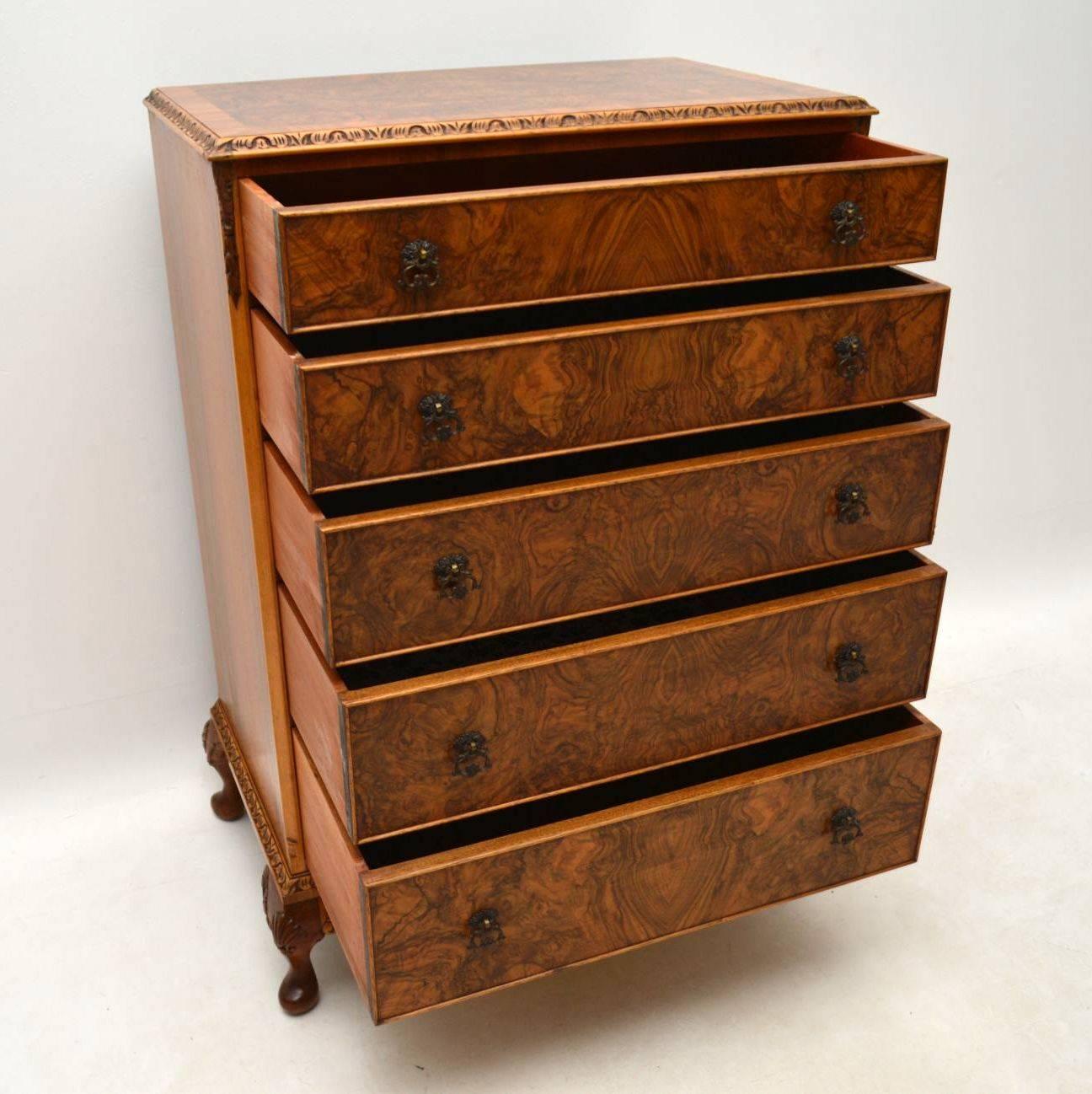This antique burr walnut chest of drawers is a very attractive and functional piece of furniture. It has five graduated drawers with original brass handles. The top is burr walnut with a figured walnut cross banding. There is a lovely patterned burr