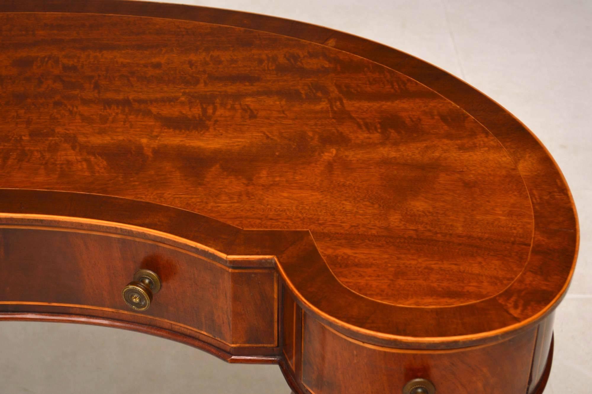 Antique Mahogany Kidney Shaped Desk or Dressing Table In Excellent Condition In London, GB