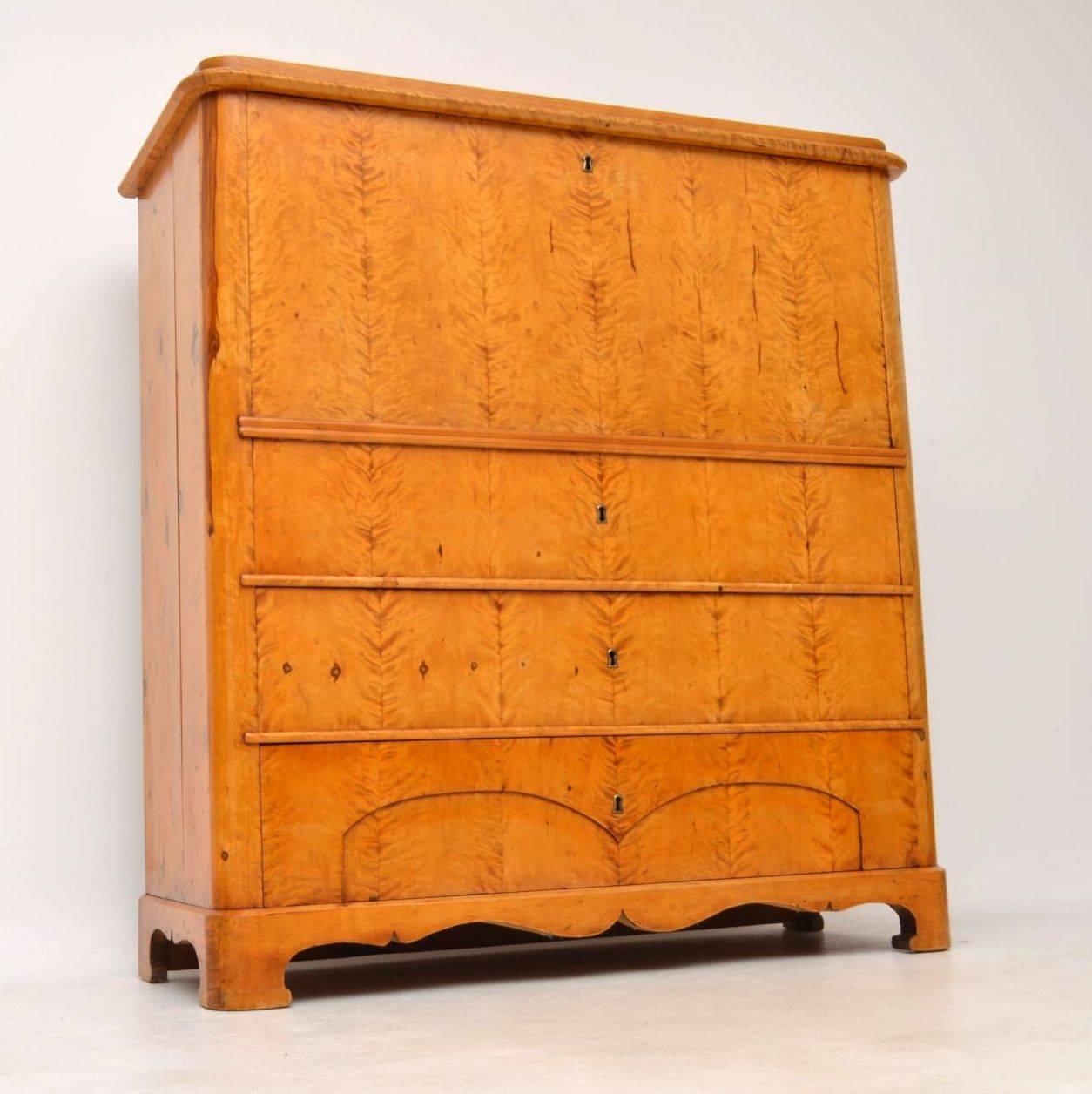 This antique Swedish Biedermeier satin birch secrétaire chest has a wonderful original blond color and it has one of the nicest interiors I’ve ever seen. I would date it to circa 1850-1860s period & it’s in excellent original condition. When