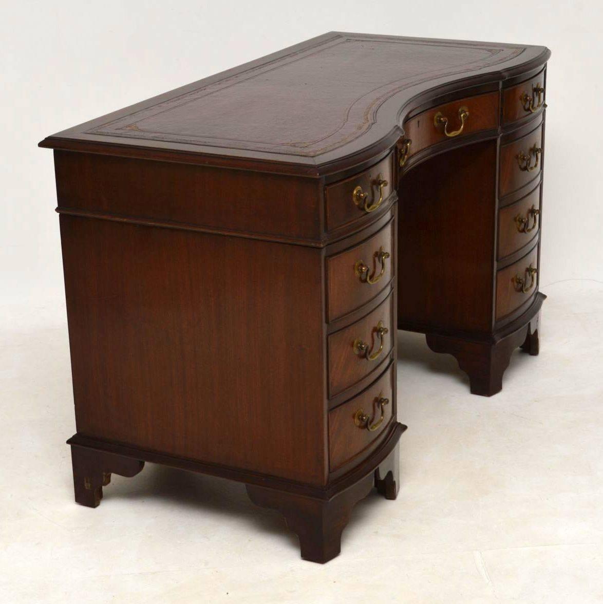 Antique Mahogany Leather Top Pedestal Desk In Excellent Condition In London, GB