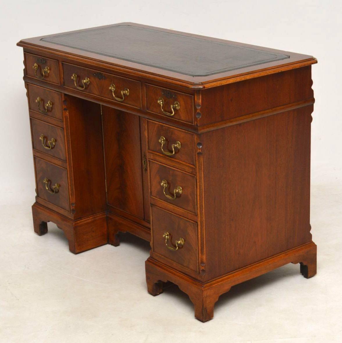 Antique Mahogany Leather Top Knee Hole Desk In Excellent Condition In London, GB