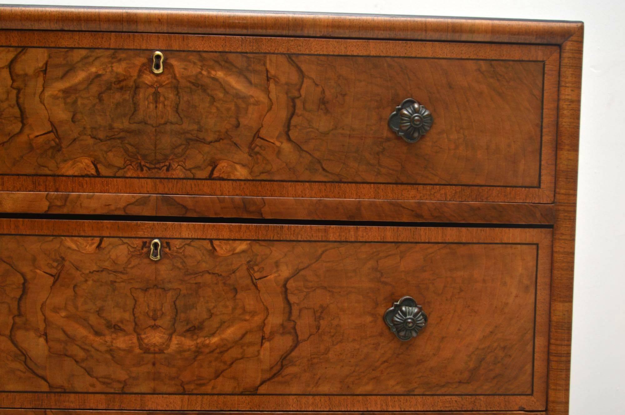 Antique Walnut Bow Front Chest of Drawers In Excellent Condition In London, GB