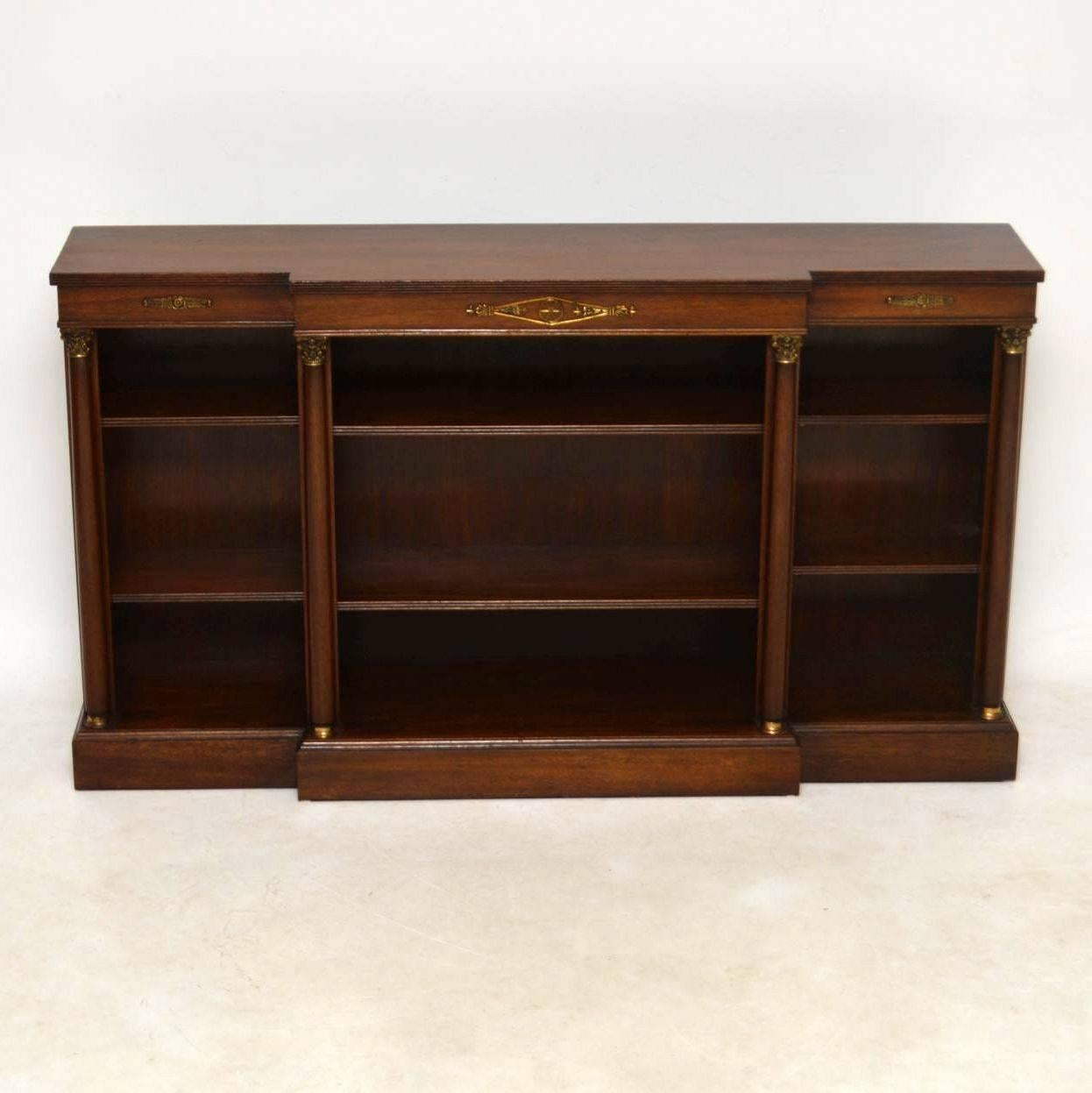 Antique Regency style mahogany breakfront open bookcase with adjustable shelves. This bookcase has all the typical neoclassical features, in the design of the gilt bronze mounts and the Corinthian columns. It's polished mahogany inside and out. The