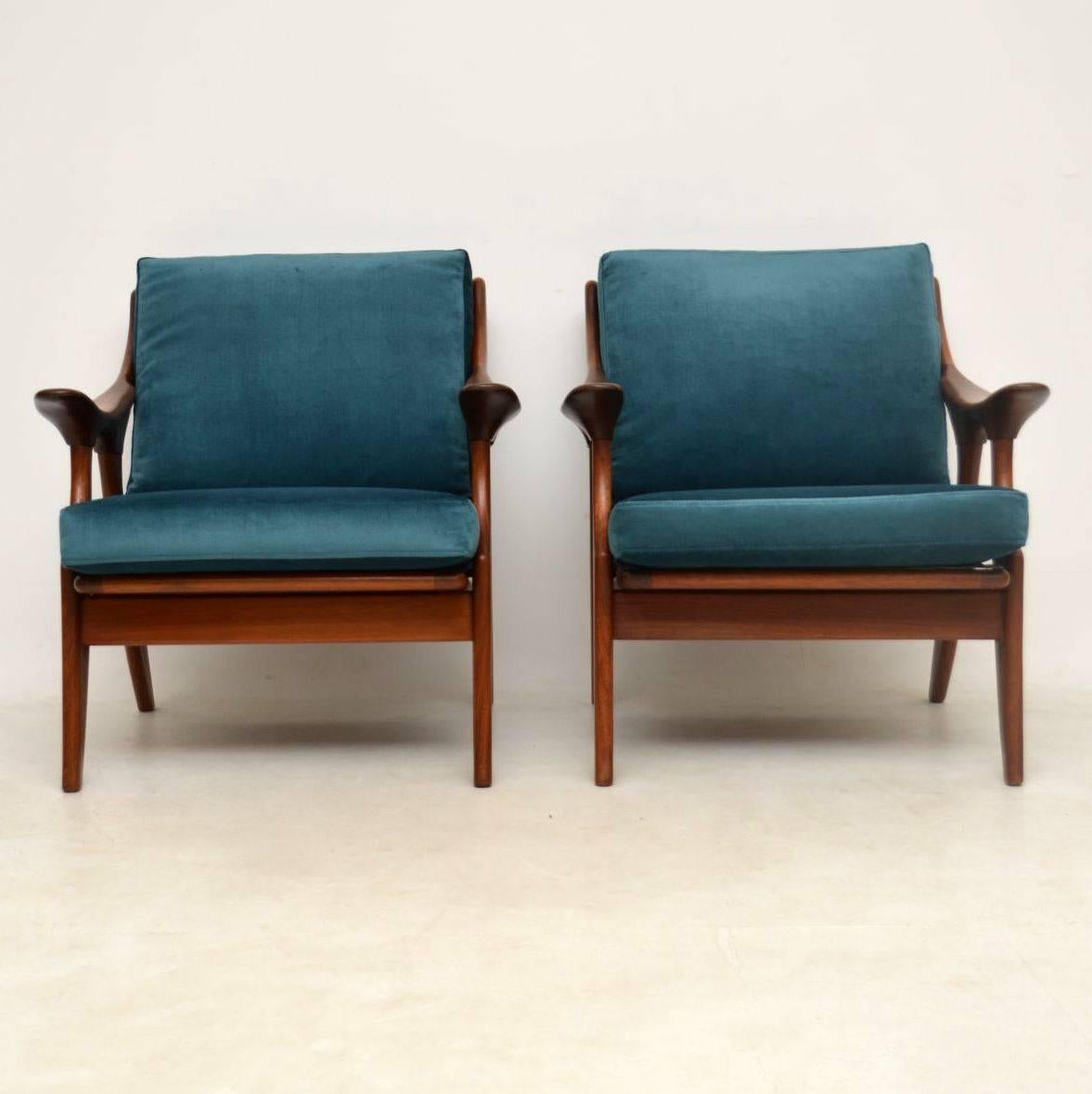 A stunning and extremely rare pair of vintage armchairs, these were made in Holland by De Ster Gelderland, they date from the 1960s. They have a stunning design and are very comfortable, the condition is excellent for their age. We have had the