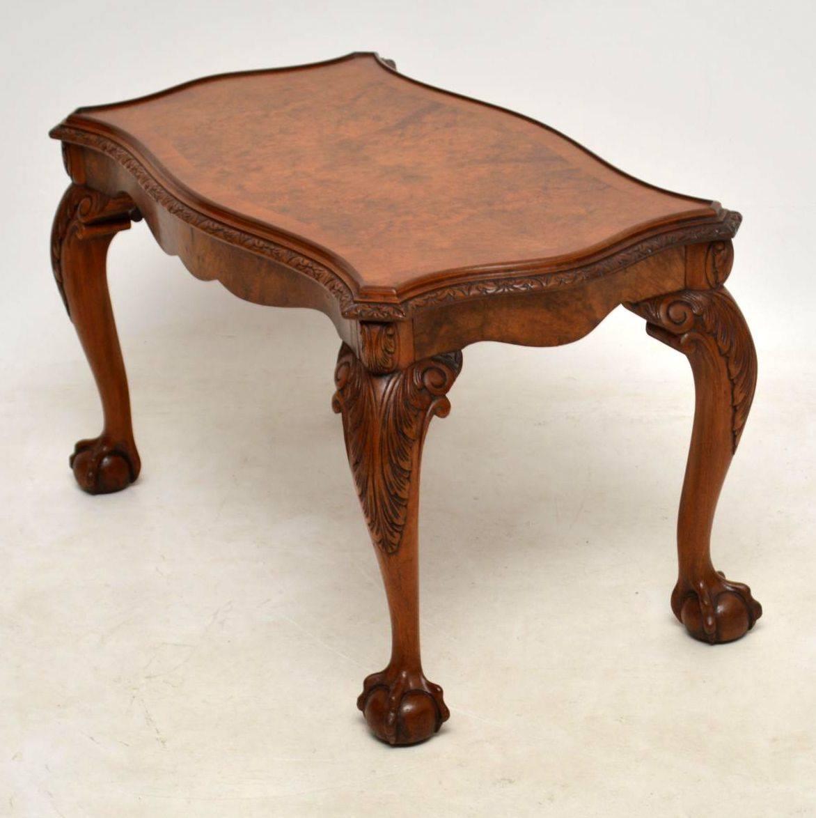 Top quality antique walnut coffee table in excellent condition, dating from the 1920’s period. The shaped top has beautifully patterned burr walnut veneers & so does the sides. The top is also cross banded & has a ridge around it. The top edges are