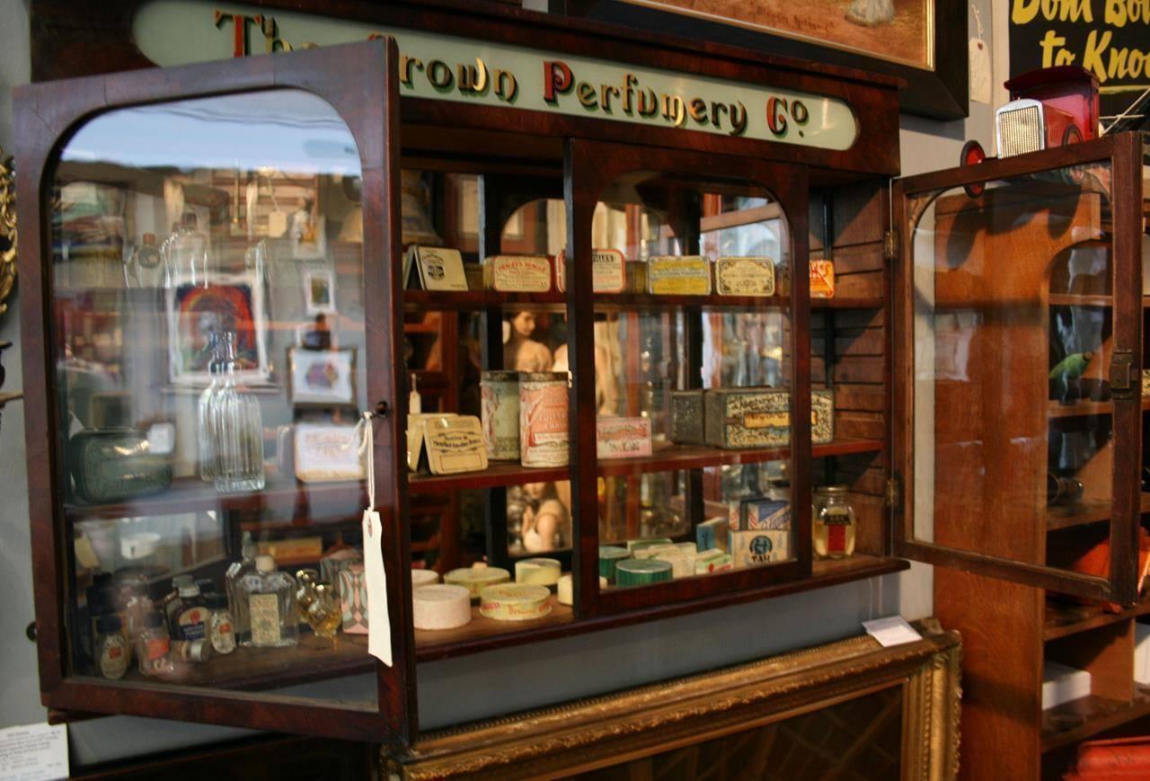 Antique 19th Century Pharmacy Cabinet im Zustand „Gut“ in London, GB