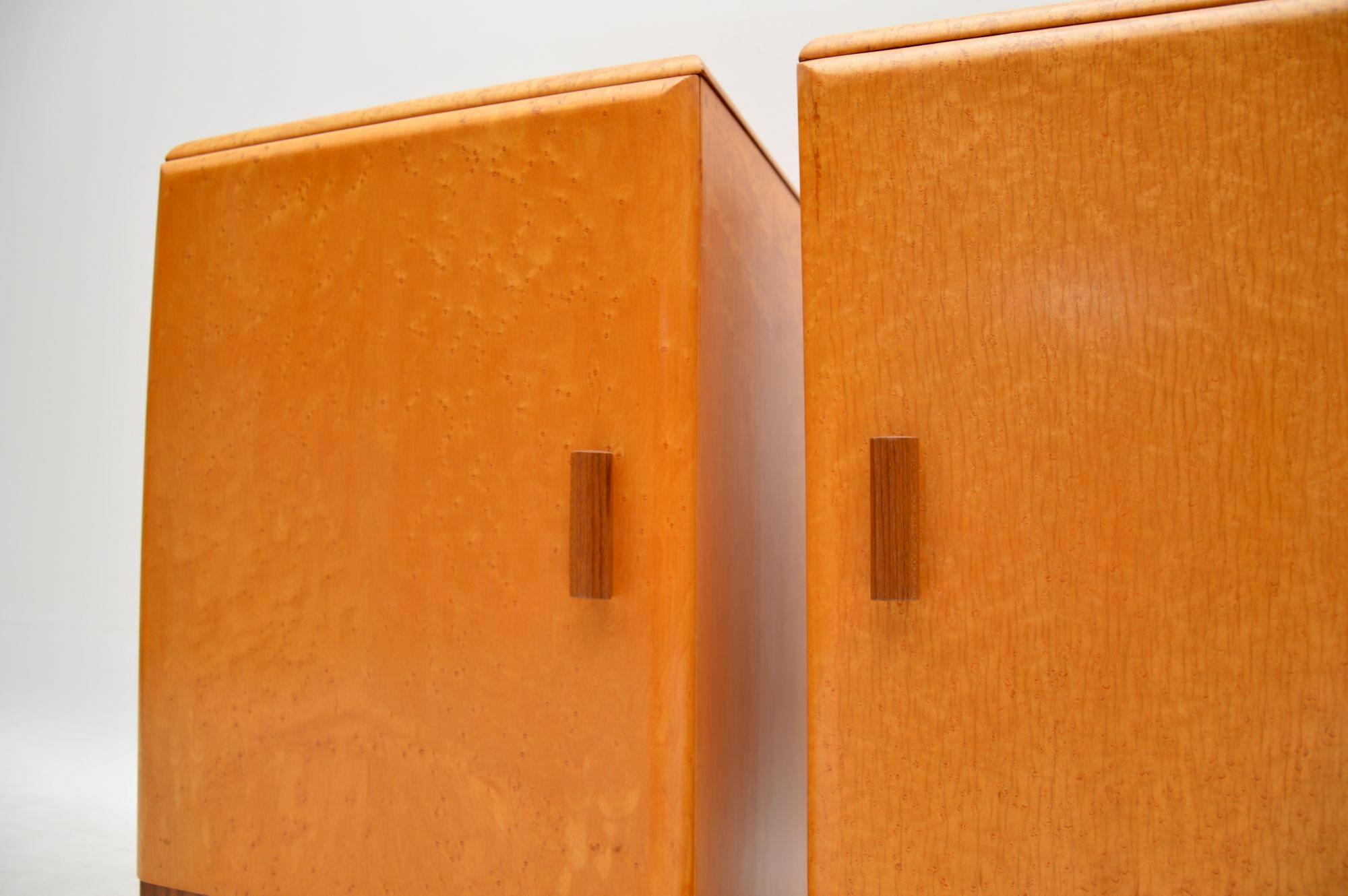 1930s Pair of Art Deco Maple and Walnut Bedside Cabinets (Europäisch)