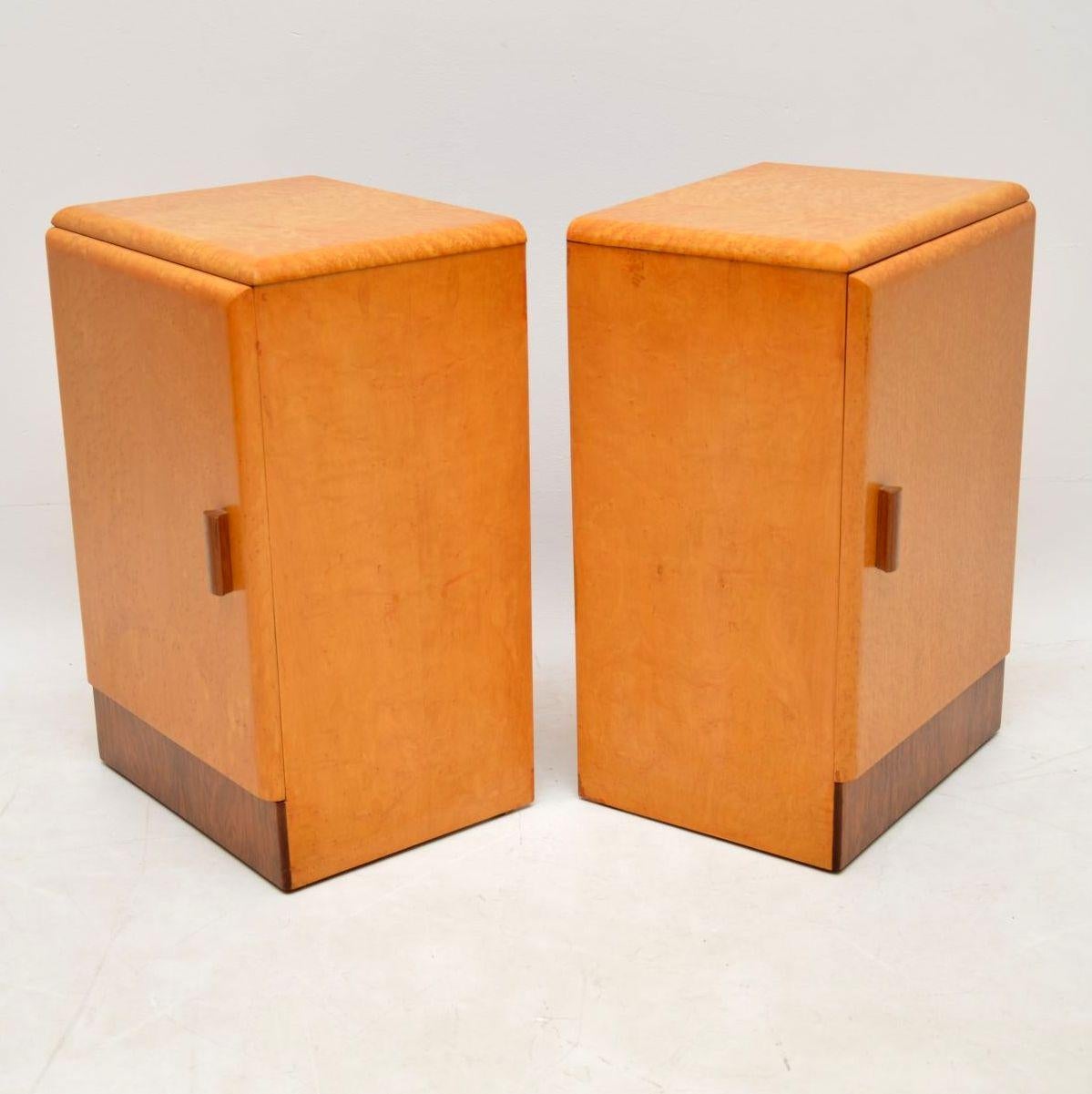 1930s Pair of Art Deco Maple and Walnut Bedside Cabinets (Mitte des 20. Jahrhunderts)