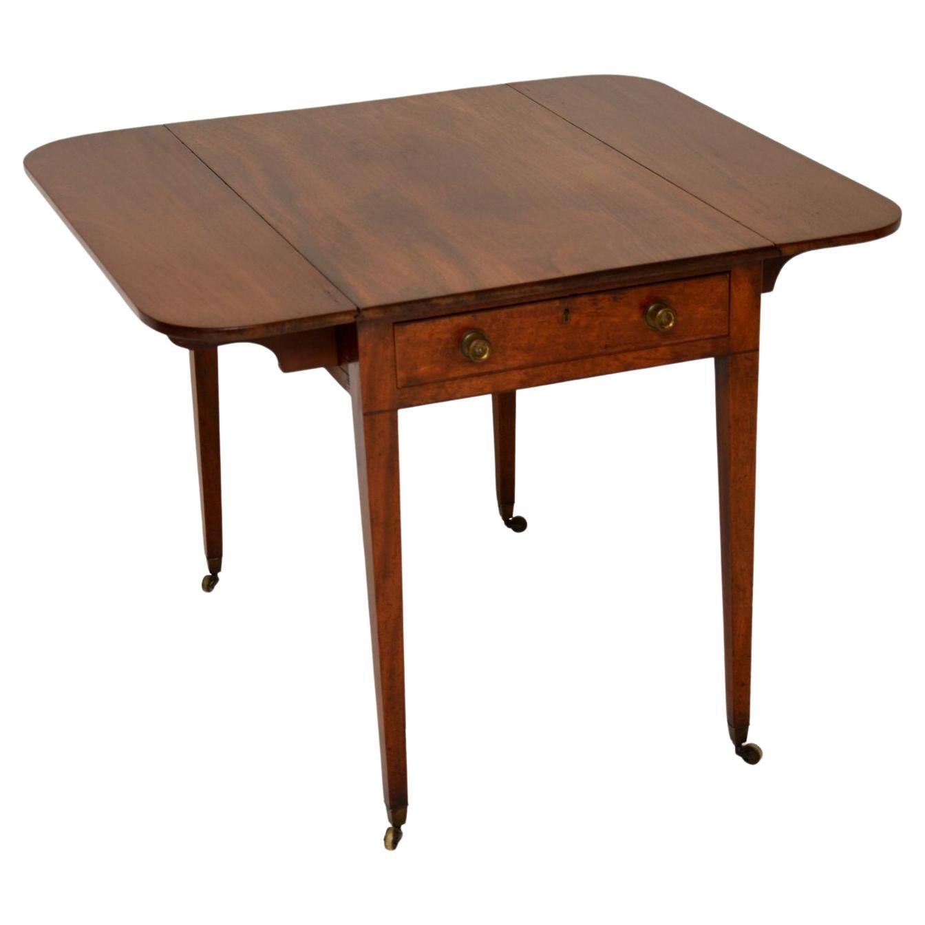 An elegant and very well made Georgian period Pembroke table. This was made in England, it dates from around 1790-1810 period.

The quality is superb, and has acquired a gorgeous patina over the years. There are original brass handles and casters,