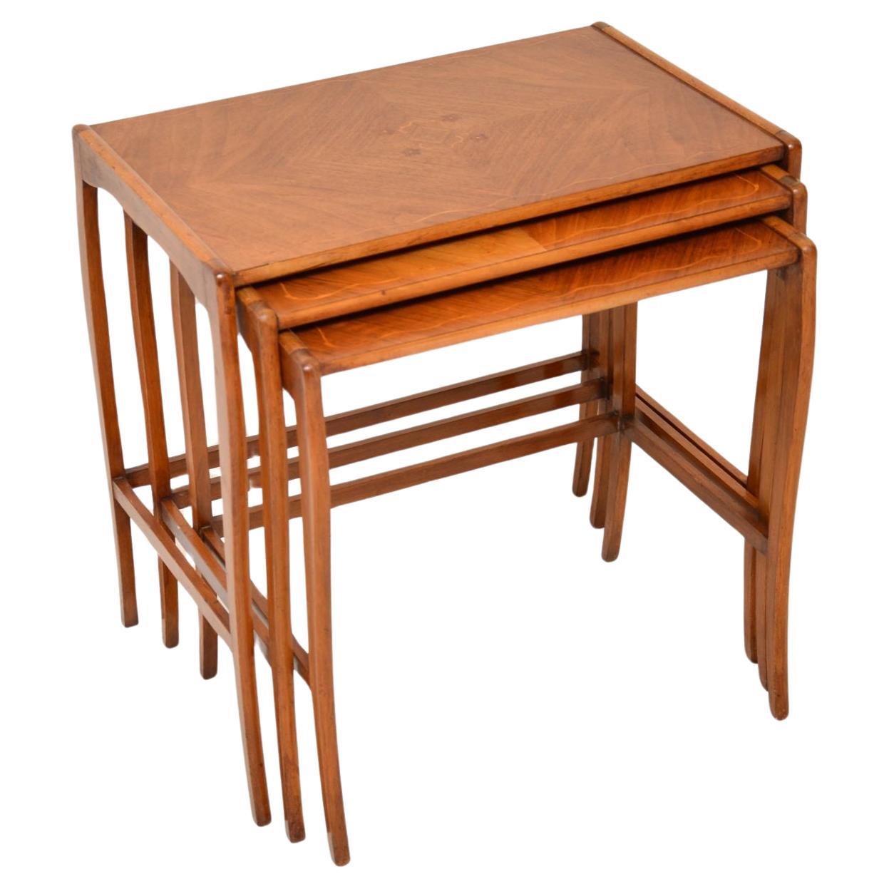 Antikes französisches Set aus drei Tischen aus Nussbaumholz mit Intarsien im Angebot