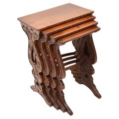 Commode sculptée Art Nouveau ancienne de quatre tables