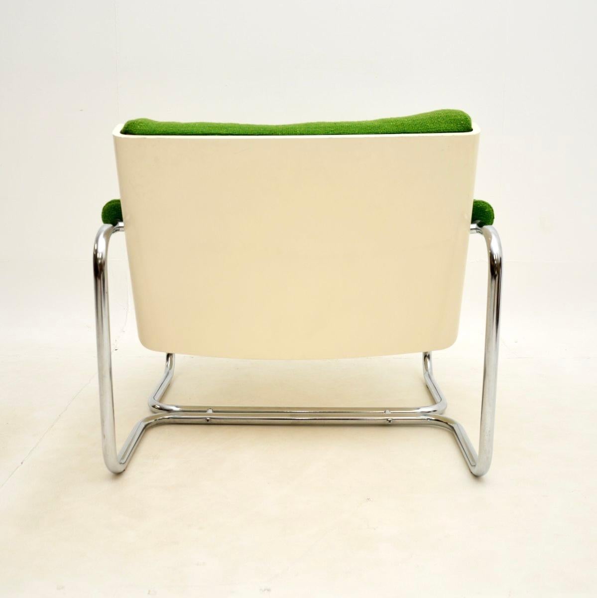 Sillón vintage de acero tubular con respaldo de concha de mediados de siglo mediados del siglo XX en venta