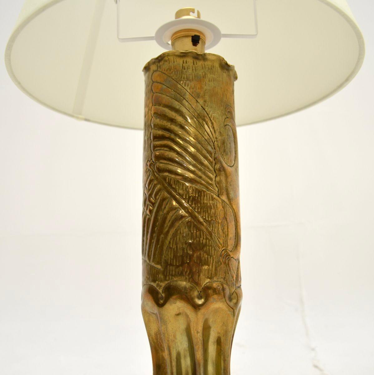 Ein wunderbares Paar von Vintage WW1 Graben Kunst Shell Fall Lampen. Sie wurden wohl um 1915-1920 aus ausrangierten Artilleriegranaten aus Messing hergestellt.

Die Muscheln wurden mit Verzierungen in Form von Tauben versehen, die für den Frieden
