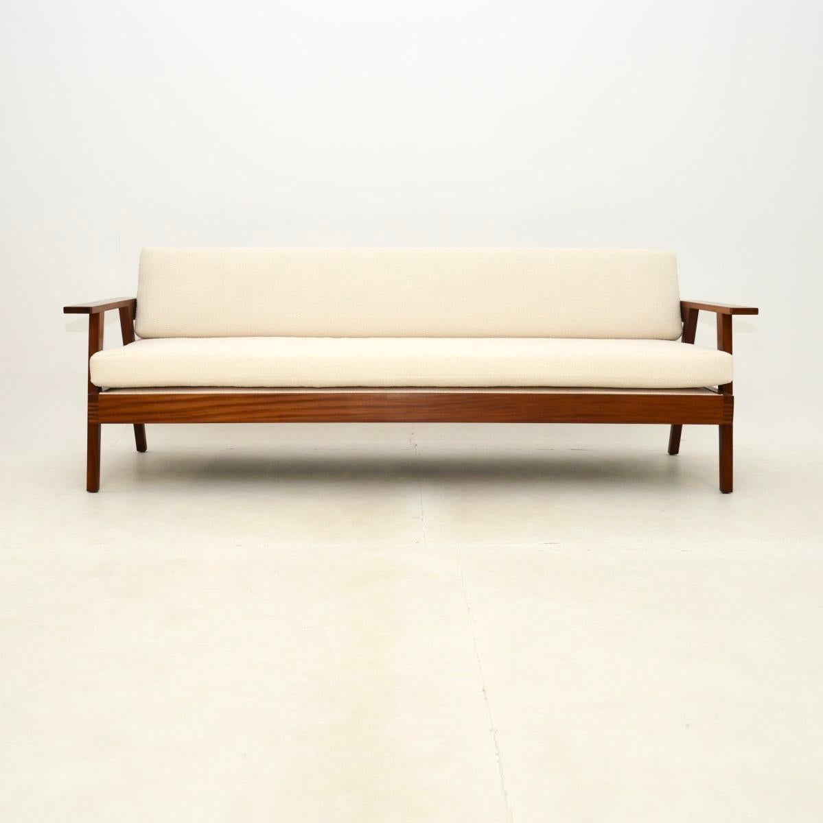 Un divano letto vintage elegante ed estremamente ben fatto. Prodotto in Inghilterra, risale agli anni '60 circa.

La qualità è eccezionale, ha linee bellissime e sembra incredibile da tutte le angolazioni. La cornice ha una splendida tonalità di