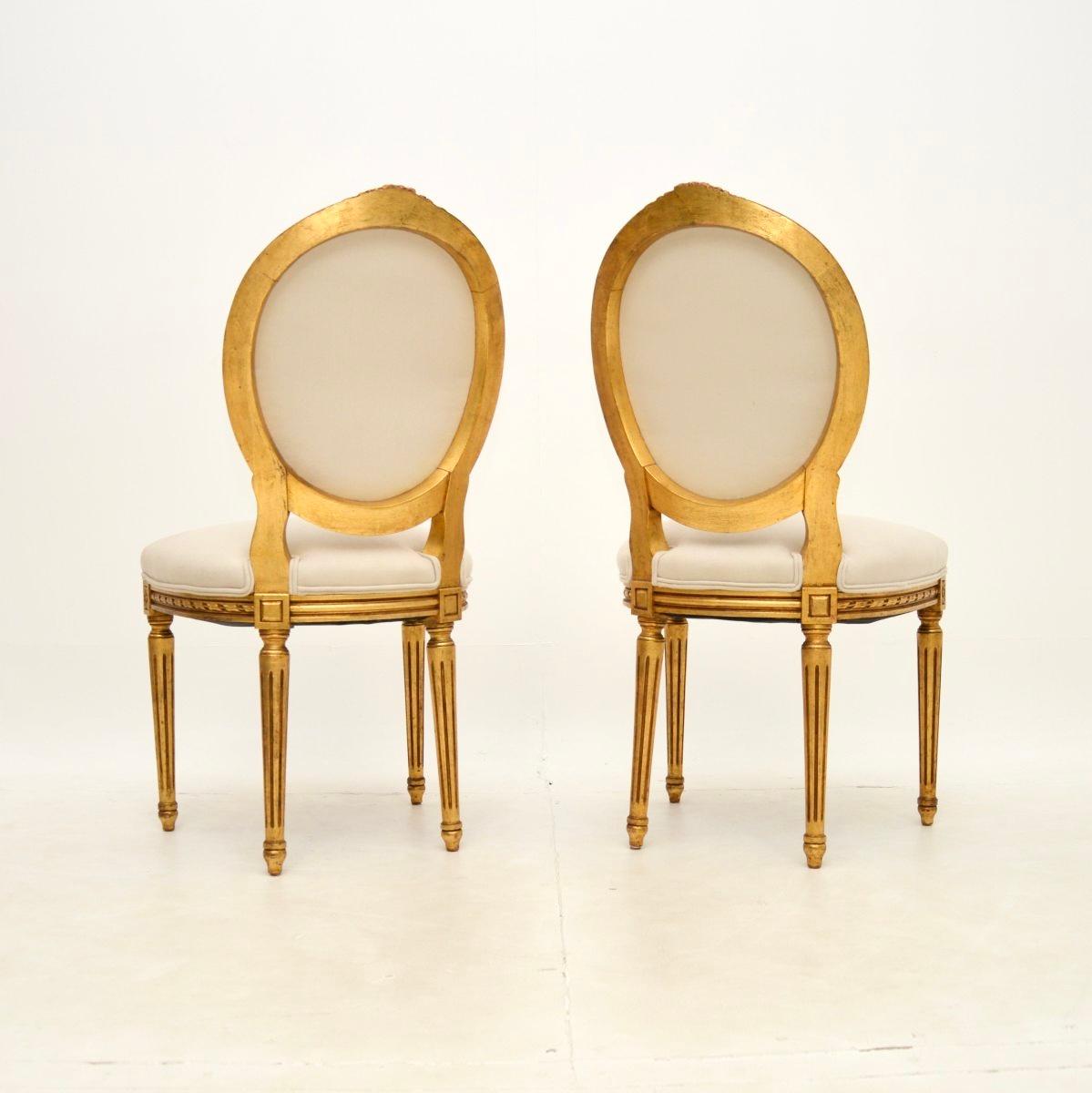 Français Paire de chaises d'appoint françaises anciennes en bois doré en vente