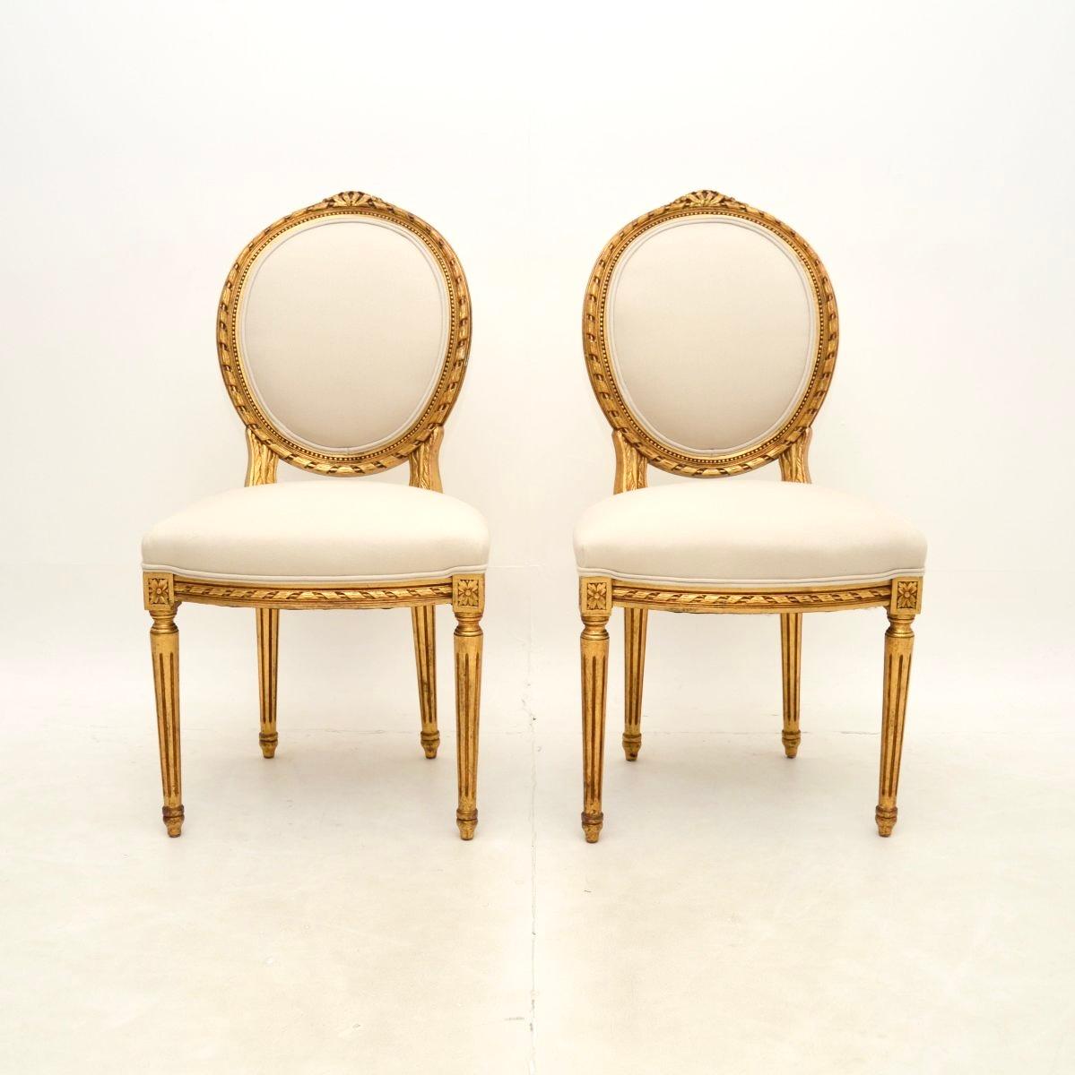 Une belle paire de chaises d'appoint anciennes en bois doré. Fabriquées en France dans le style classique Louis XV, elles datent des années 1930.

La qualité est superbe, les sculptures sont magnifiques et la taille est agréable. Elles sont