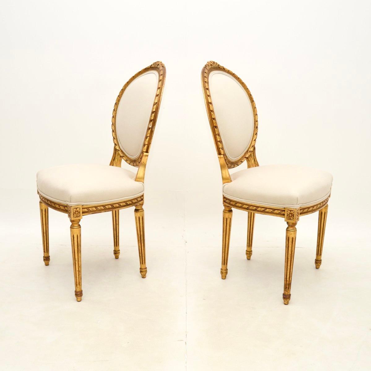 Louis XVI Paire de chaises d'appoint françaises anciennes en bois doré en vente
