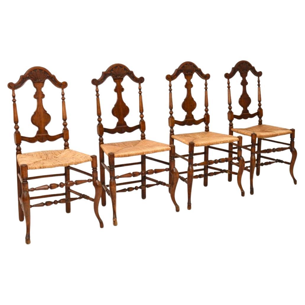 Ensemble de quatre chaises de salle à manger anciennes en noyer de style provincial français en vente