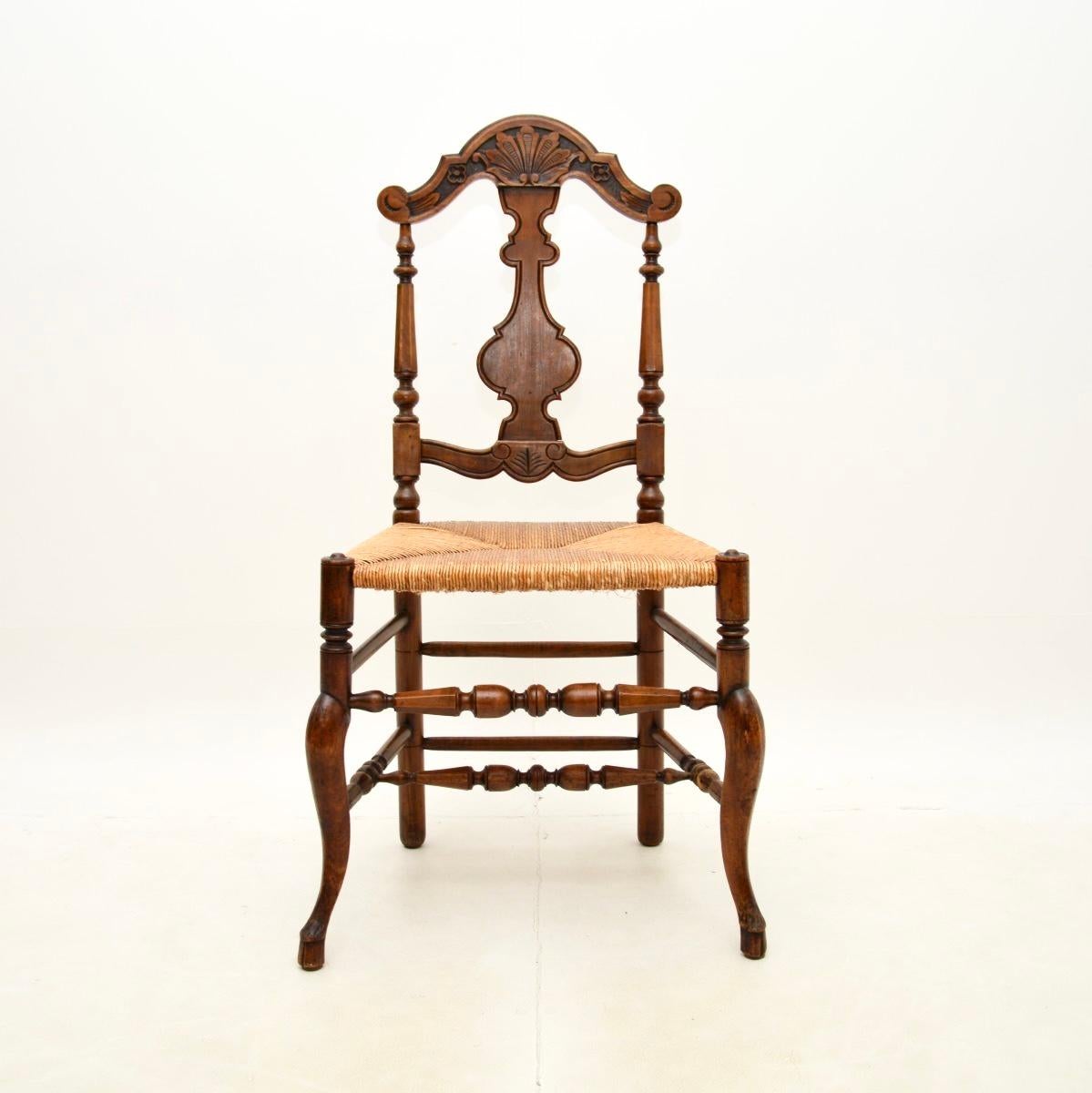 Britannique Ensemble de quatre chaises de salle à manger anciennes en noyer de style provincial français en vente