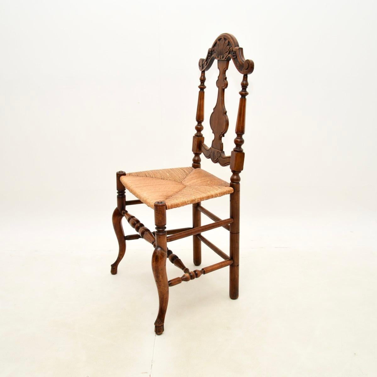 Ensemble de quatre chaises de salle à manger anciennes en noyer de style provincial français Bon état - En vente à London, GB