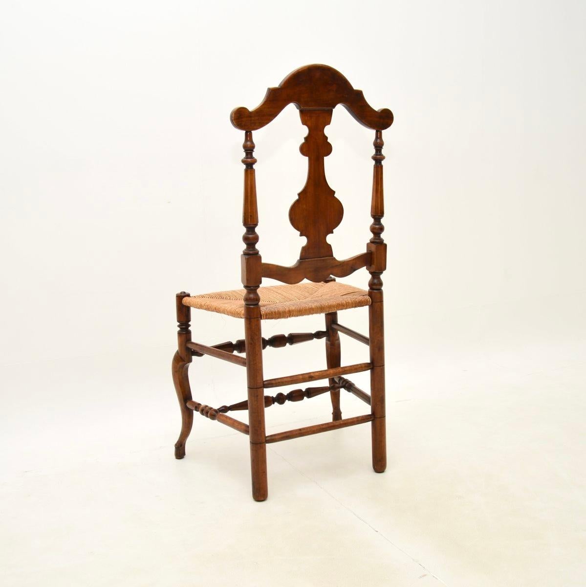 Milieu du XIXe siècle Ensemble de quatre chaises de salle à manger anciennes en noyer de style provincial français en vente