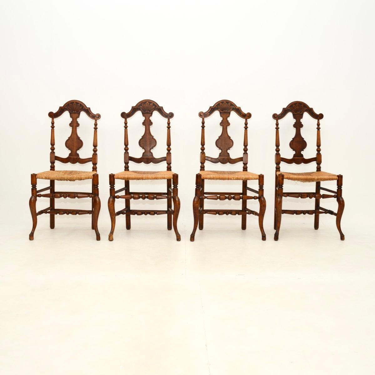 Un superbe ensemble de quatre chaises de salle à manger anciennes en noyer provincial français. Fabriqués en France, ils datent des années 1860-1880.

Ils sont magnifiquement sculptés et ont un design merveilleux et élégant. Les sièges d'origine en