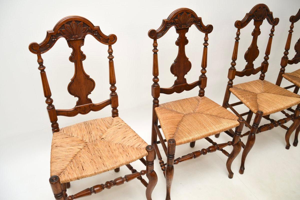 Jonc Ensemble de quatre chaises de salle à manger anciennes en noyer de style provincial français en vente