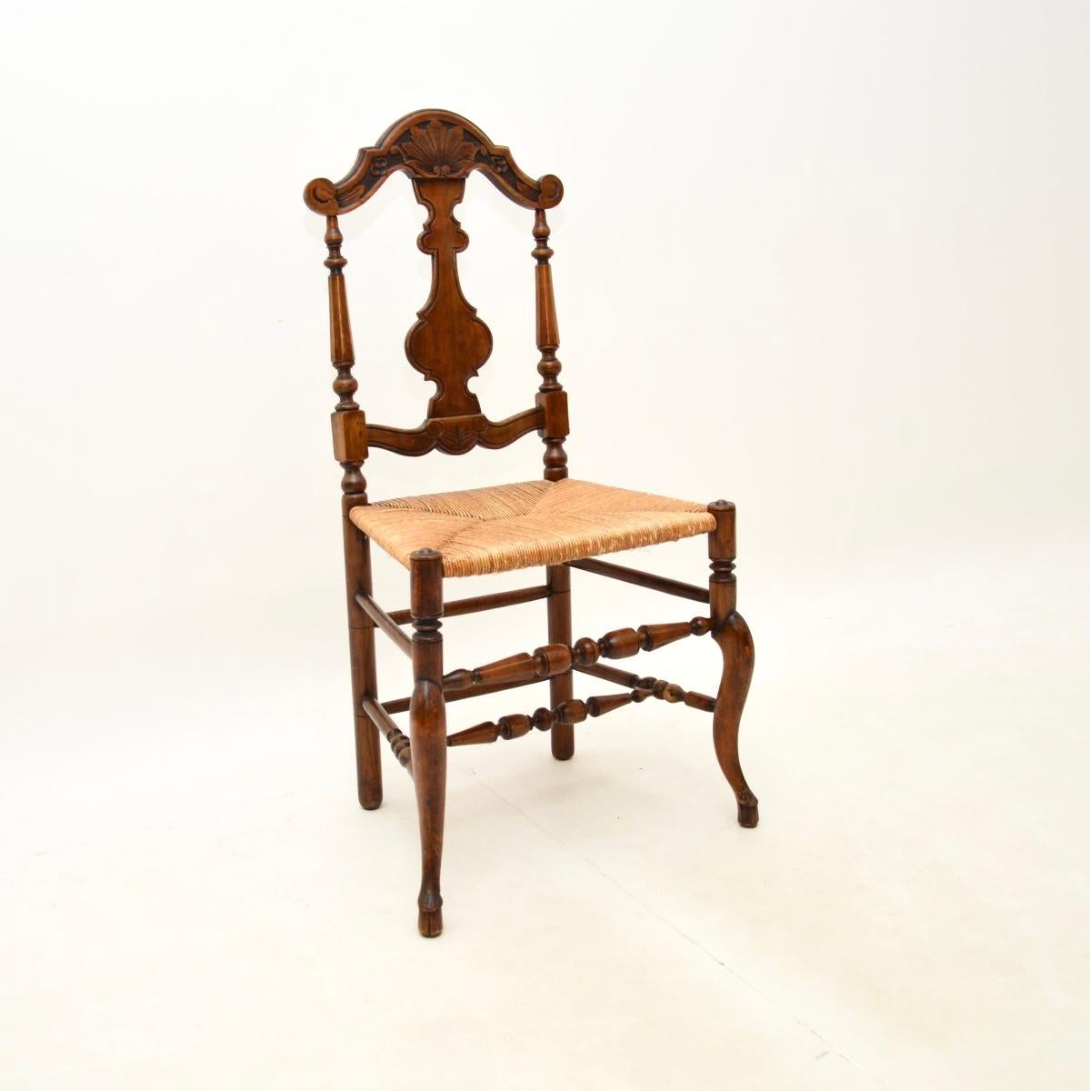 Provincial français Ensemble de quatre chaises de salle à manger anciennes en noyer de style provincial français en vente