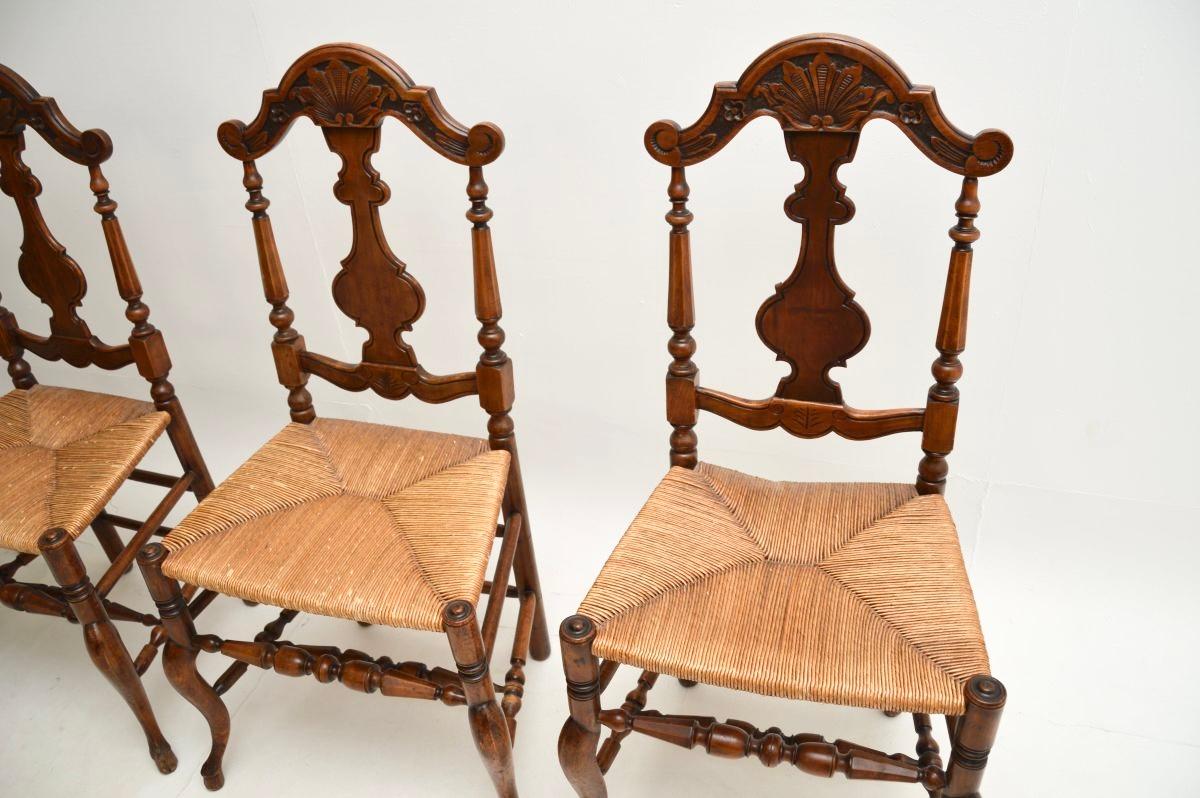 Ensemble de quatre chaises de salle à manger anciennes en noyer de style provincial français en vente 1