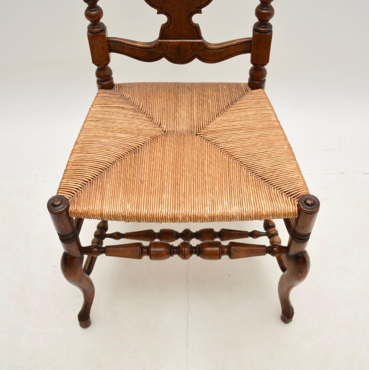 Ensemble de quatre chaises de salle à manger anciennes en noyer de style provincial français en vente 2
