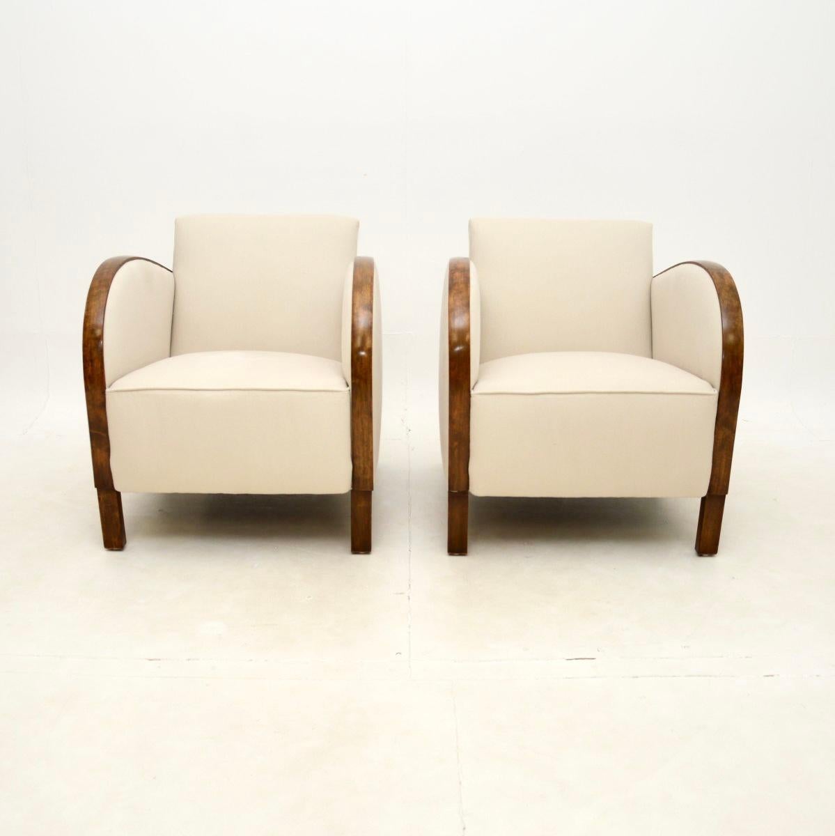 Une paire de fauteuils Art déco suédois en bouleau satiné, très élégante et très bien réalisée. Récemment importées de Suède, elles datent des années 1930,

La qualité est excellente, ils sont bien suspendus et très confortables. Les larges
