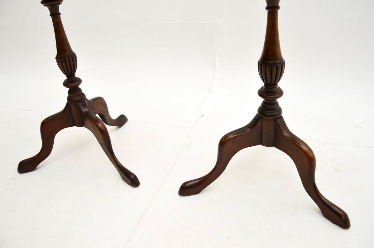 Milieu du XXe siècle Paire de tables à vin anciennes de style géorgien en vente