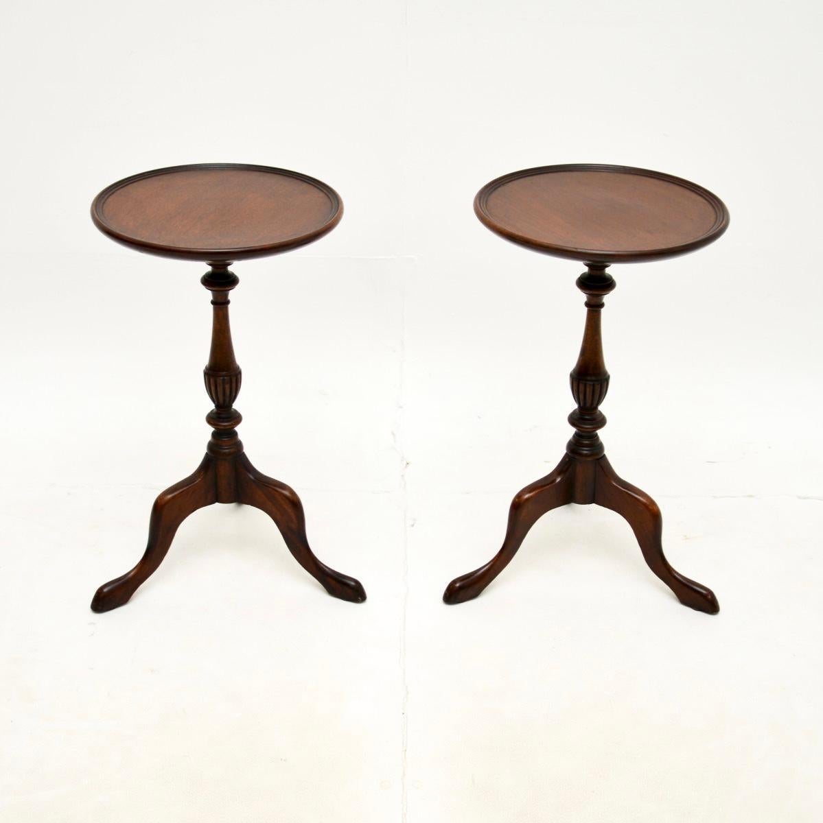 Une paire de tables à vin antiques élégantes et extrêmement bien faites. Fabriqués en Angleterre, ils datent des années 1930 environ.

Ils sont d'une superbe qualité et d'une taille très utile. Ils sont parfaits pour poser des boissons et des