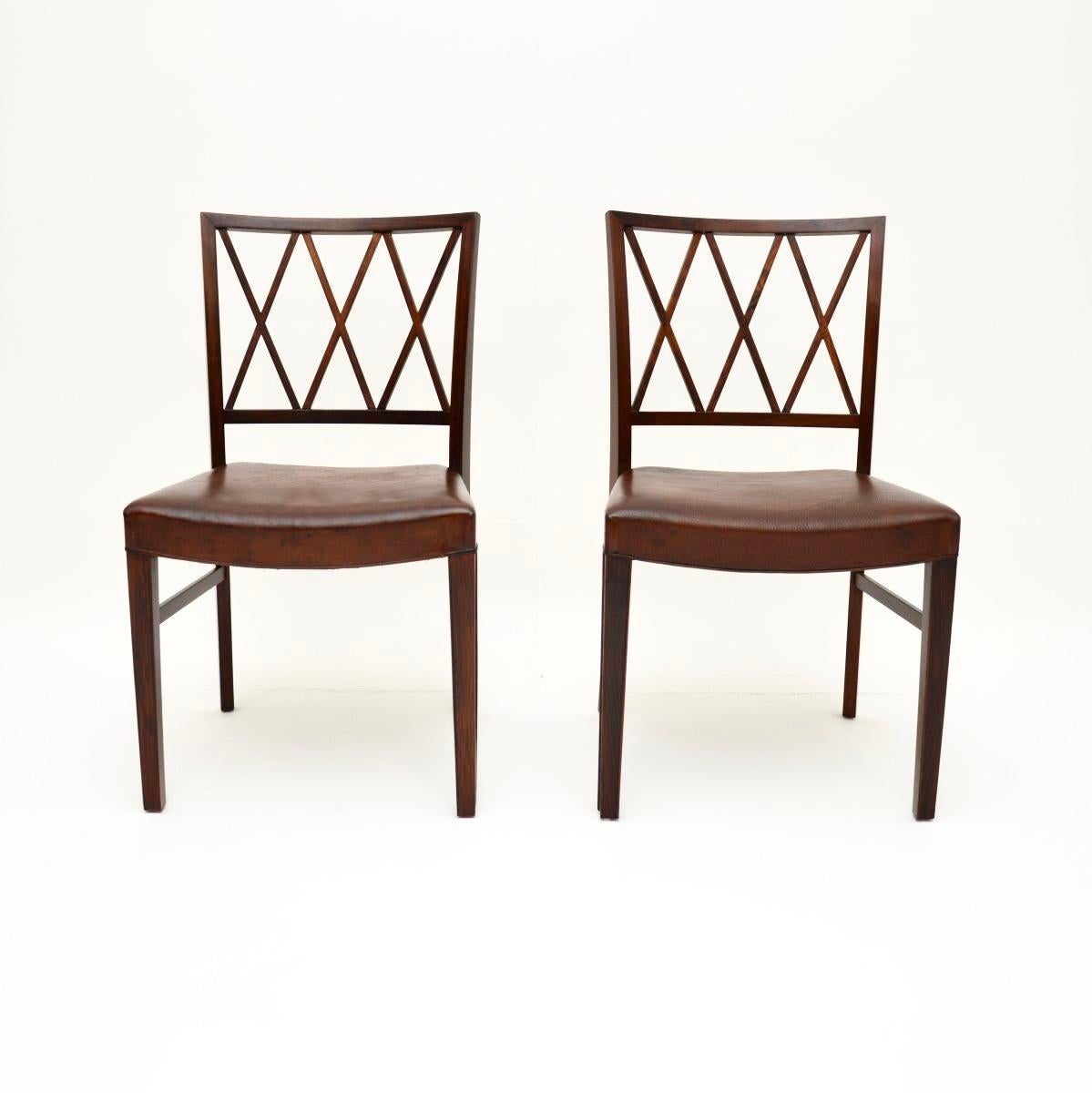 Une paire exceptionnelle de chaises danoises vintage par Ole Wanscher, datant des années 1960.

Ils sont d'une qualité exceptionnelle et présentent un design magnifique, avec de beaux dos en treillis percés. Ils reposent sur des pieds finement
