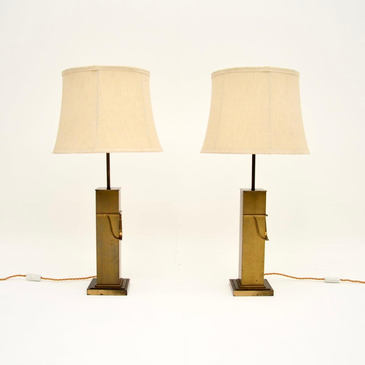 Une superbe paire de lampes de table vintage en laiton français. Récemment importées de France, elles datent des années 1960.

La qualité est exceptionnelle, les cadres en laiton massif ont un design élégant, ils sont grands, impressionnants et bien