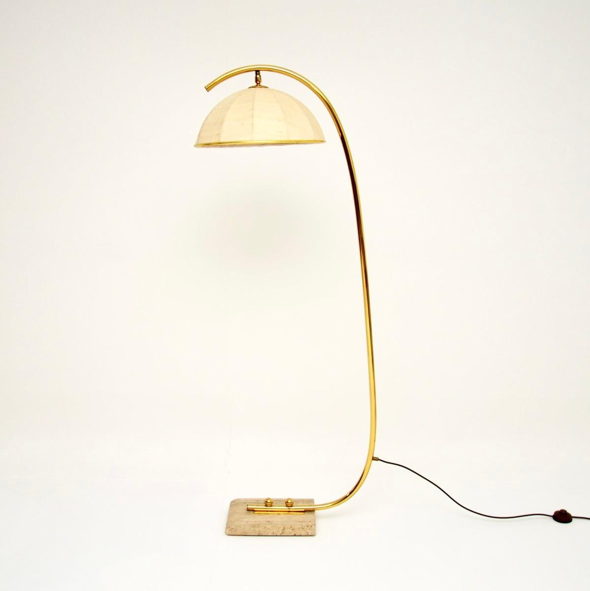 Vintage Italian Lámpara de pie de arco de latón y travertino Moderno de mediados de siglo en venta