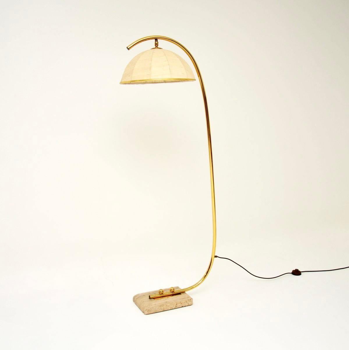 Vintage Italian Lámpara de pie de arco de latón y travertino Italiano en venta