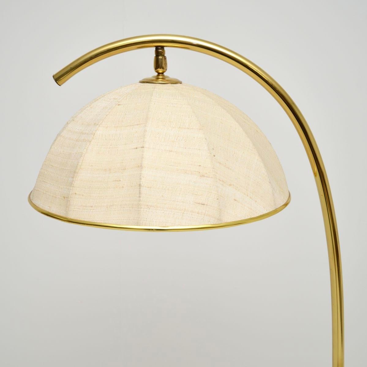 Vintage Italian Lámpara de pie de arco de latón y travertino mediados del siglo XX en venta