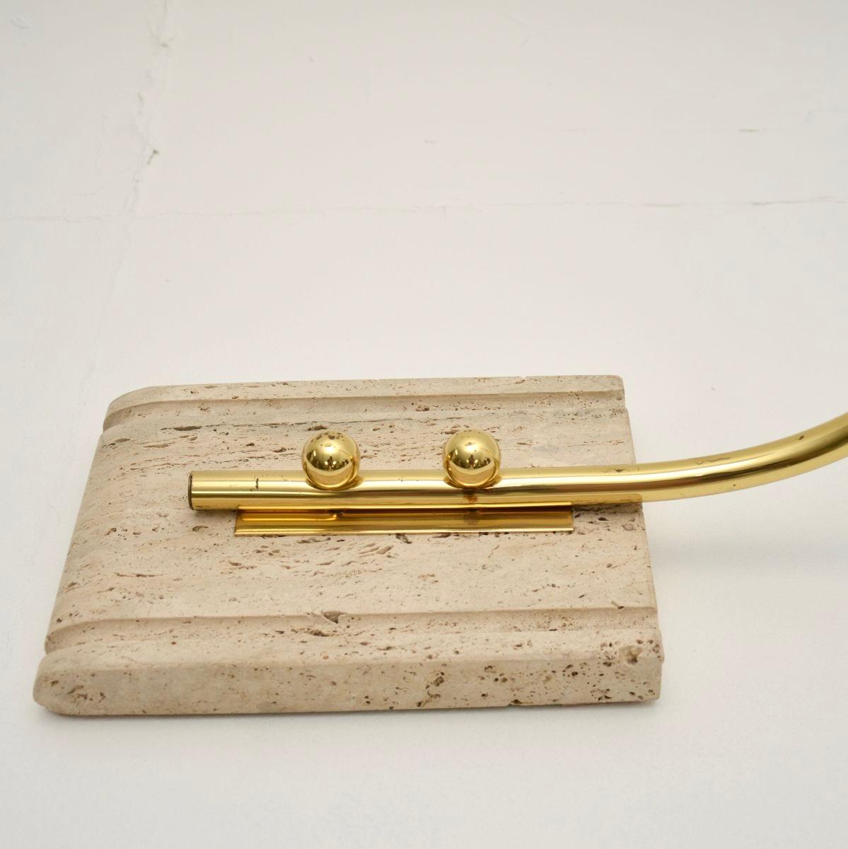 Vintage Italian Lámpara de pie de arco de latón y travertino en venta 2