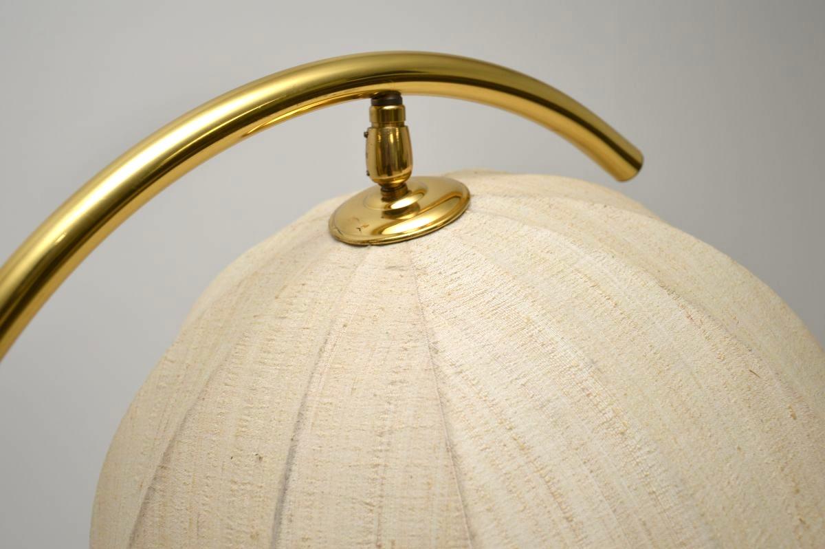 Vintage Italian Lámpara de pie de arco de latón y travertino Latón en venta
