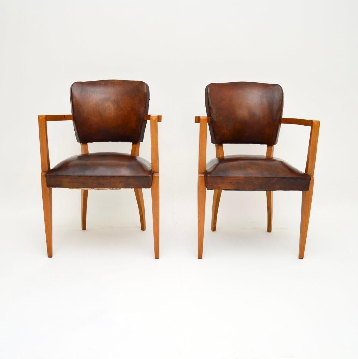 Une paire de fauteuils bridge en cuir de style Art Déco français très élégante et bien faite. Ils ont été fabriqués en France et datent des années 1920-30.

Ils sont d'une superbe qualité, le design est magnifique et ils sont très confortables. Les