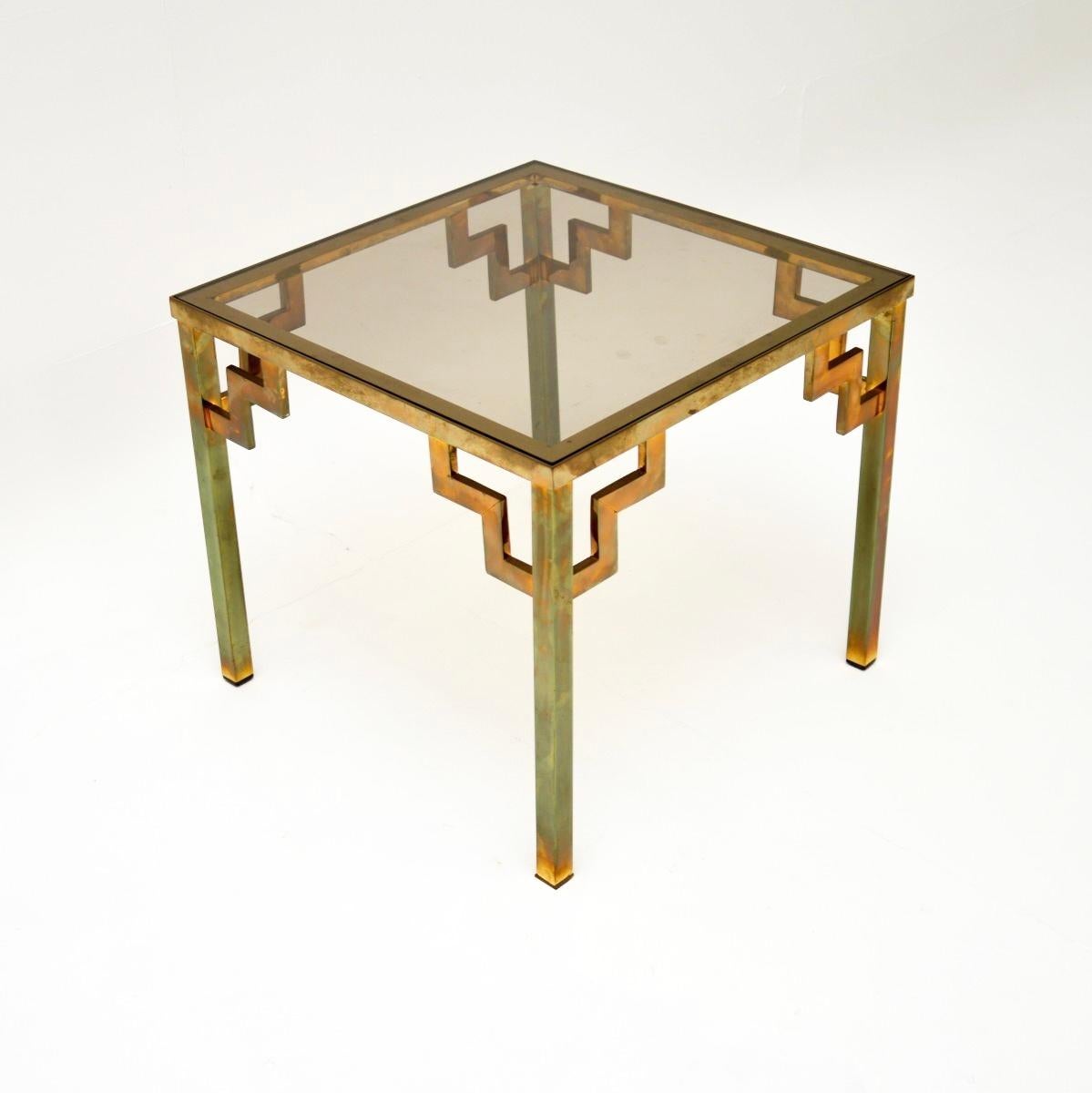Tavolino in ottone francese d'epoca, elegante ed estremamente ben fatto, risalente agli anni 1960-70.

La qualità è eccellente e le dimensioni sono molto utili, perfette per essere utilizzate come tavolino o tavolino da caffè. La struttura in ottone